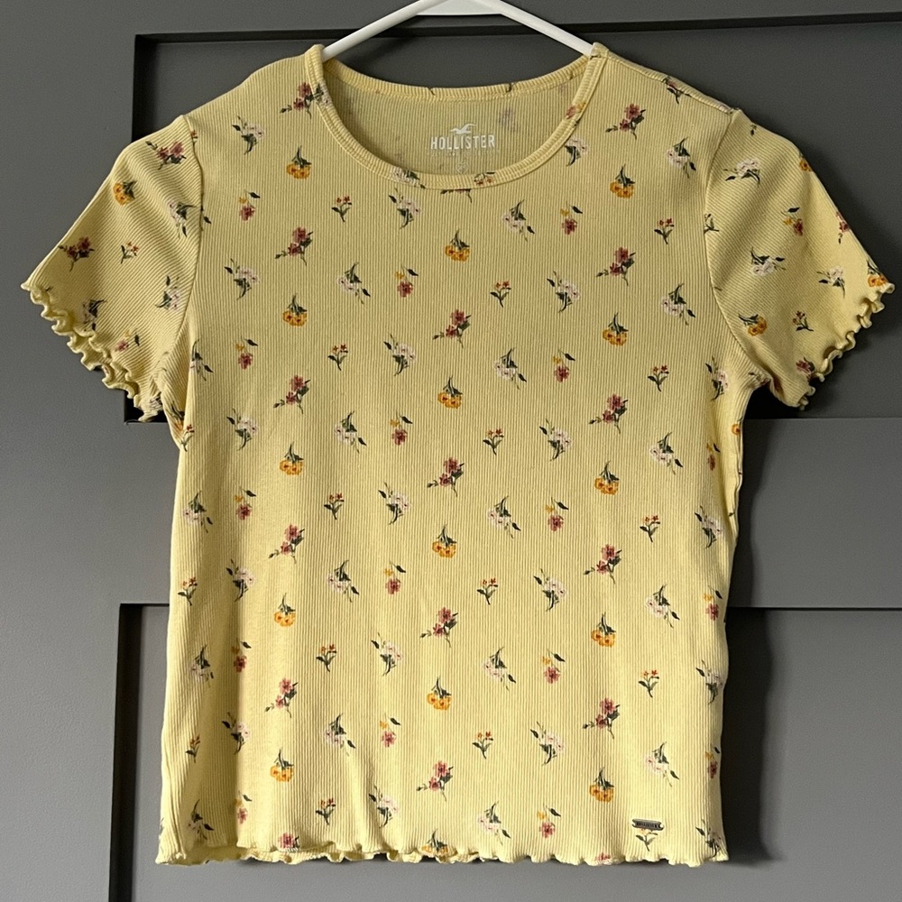 Hollister Must-have lettuce edge floral Tee
